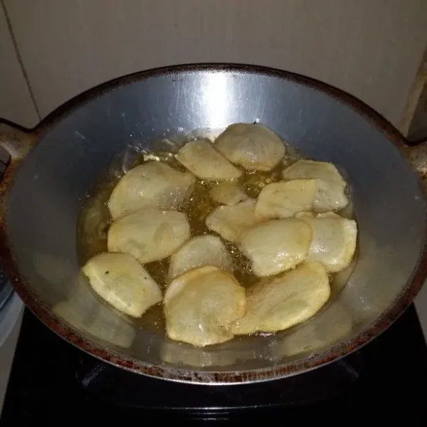 Setelah selesai menggoreng tahap pertama. Goreng kembali kentang hingga bergelembung dan berwarna kecoklatan. Angkat dan tiriskan dengan tisu.