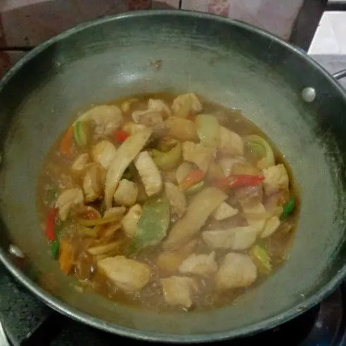 Tambahkan garam, penyedap, gula merah, dan kecap manis. Aduk rata, tunggu sampai kuah meresap