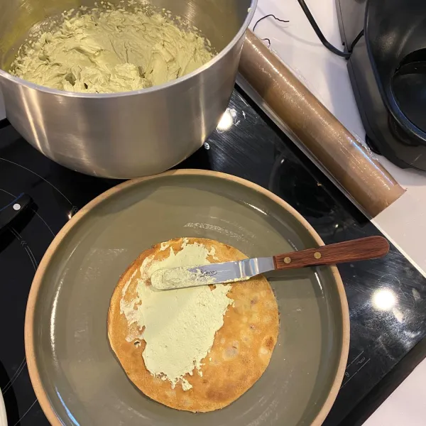Buat whipping cream dengan mencampurkan ketiga bahan di mixer, lalu lapisi setiap layer crepe dengan whipping cream.