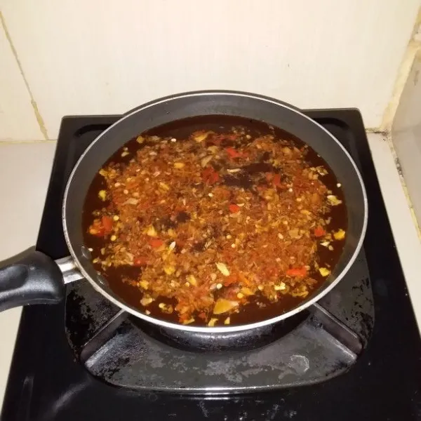 Ulek cabai dan bawang putih. Campurkan bumbu halus, air, gula, asam jawa, dan garam. Rebus hingga mendidih. Matikan api kemudian saring. Biarkan dingin atau diamkan semalaman agar lebih menyerap bumbunya.