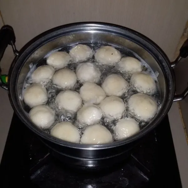 Ambil adonan secukupnya, lalu bentuk bulat atau sesuai selera. Masukan adonan ke dalam air mendidih. Rebus hingga mengapung. Angkat dan tiriskan.