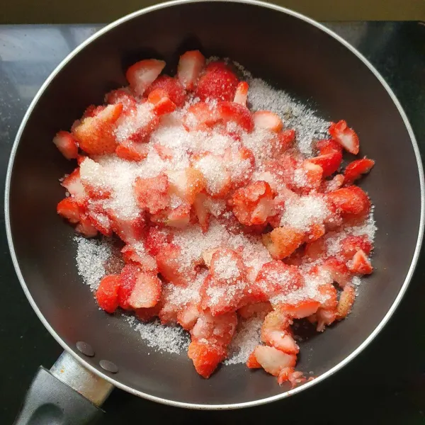 Masukkan ke dalam wajan anti lengket dan tambahkan gula pasir.