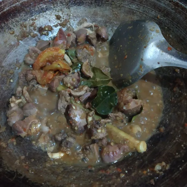 Masak sampai kuah menyusut atau sisakan kuah, sesuai selera. Cek rasa, sajikan.