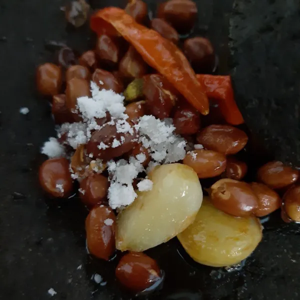 haluskan kacang goreng, bawang putih, cabai dan garam.