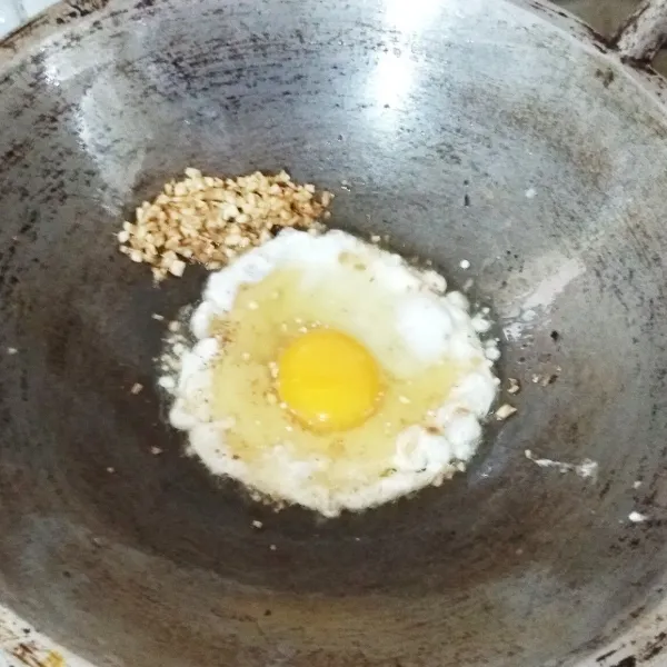 Lalu kepinggirkan bawang putih, masukkan telur.
