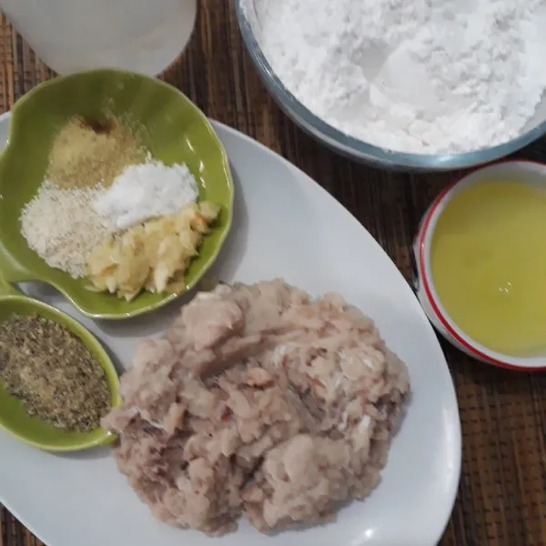 Siapkan bahan-bahan yaitu ikan tenggiri giling, tepung sagu tani, putih telur, kaldu jamur, bawang putih, garam, dan merica halus