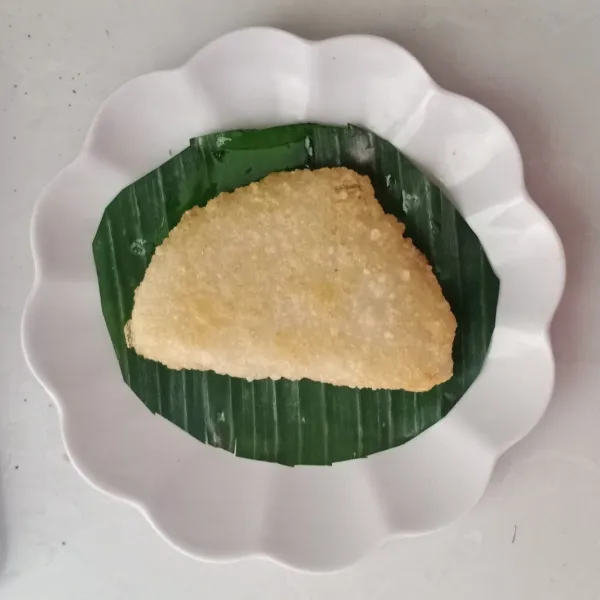 Ambil jadah, letakkan tempe diatas jadah.