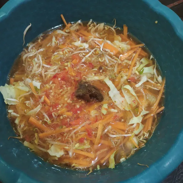 Tambahkan kuah yang sudah dimasak, lalu siap disajikan dengan taburan kacang goreng.