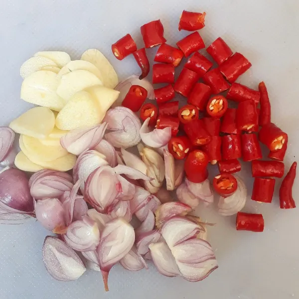 Bawang merah, bawang putih, dan cabai merah besar diiris-iris.