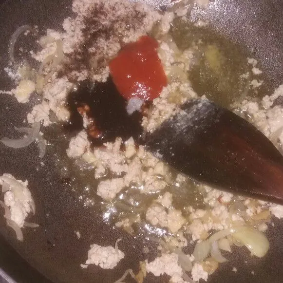 Lalu tambahkan saus tiram, saos tomat, garam, gula dan lada  bubuk. Aduk-aduk hingga semua tercampur rata.