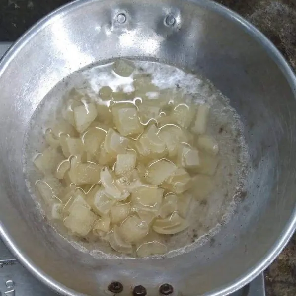 Rebus cecek dalam air mendidih selama 10 menit bersama 1 sdt garam