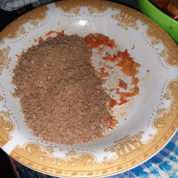 Goreng kacang lalu ulek ataupun chopper dengan gula merah.