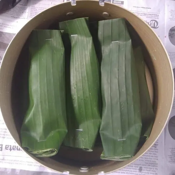 Masukkan pepes ecol ke dalam langseng, kukus sampai matang selama 20 menit