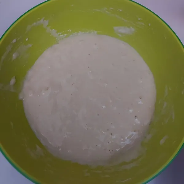 Campur terigu, gula dan ragi, beri air sedikit demi sedikit sampai kental sekali, lalu diamkan sekitar 10menit.