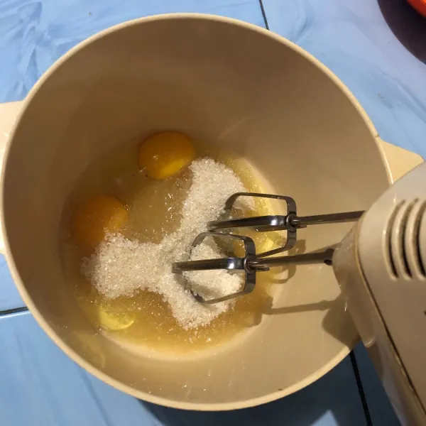 Kocok telur dan gula pasir hingga putih mengembang