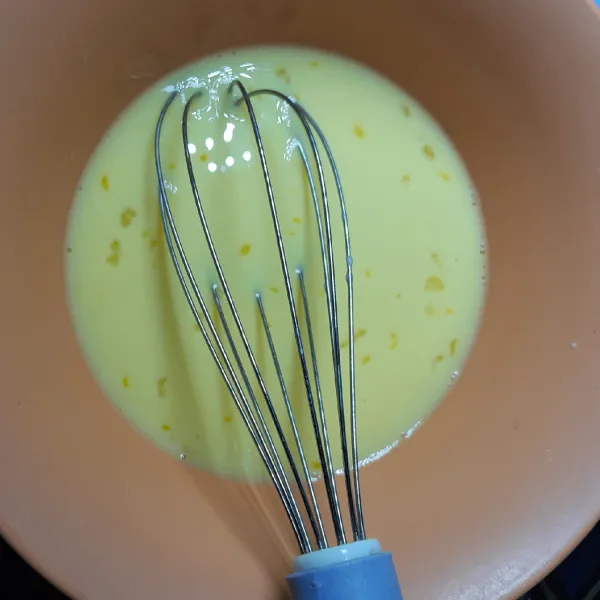 Campurkan telur dan susu UHT, aduk hingga tercampur rata. Celupkan roti lapis keju ke dalam adonan telur