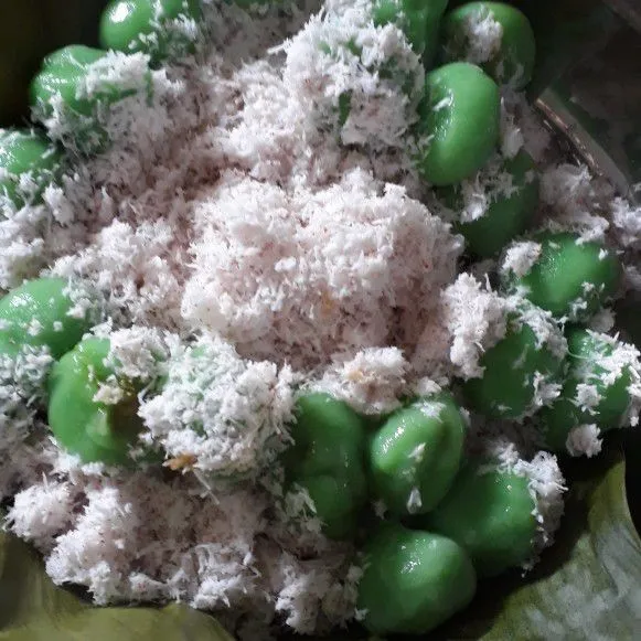 Tiriskan klepon baru baluri dengan kelapa parut.