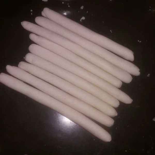 Selanjutnya bentuk silinder adonan.