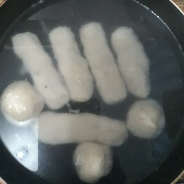 Panaskan air, masukan pempek, tunggu sampai mengapung lalu tiriskan