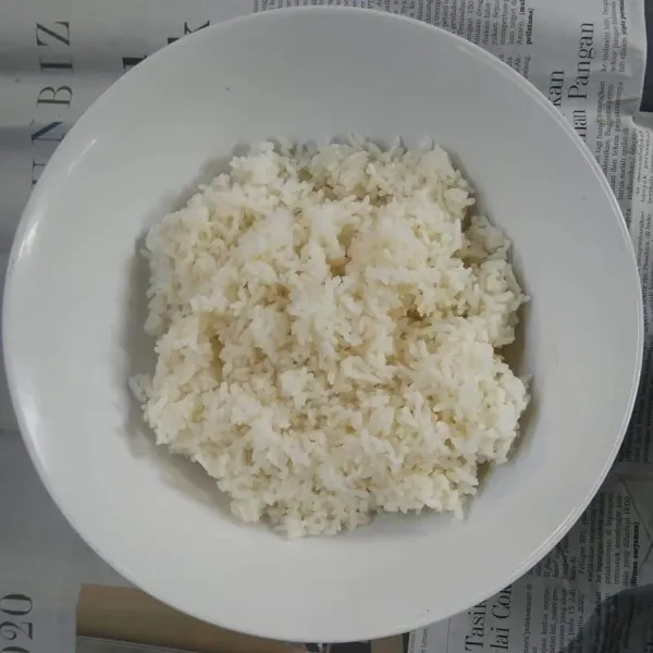 Siapkan nasi di dalam mangkuk