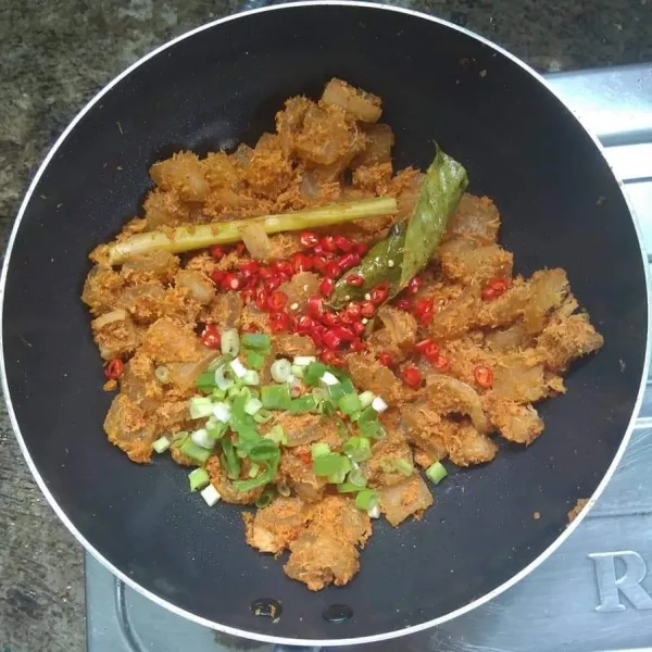 Tambahkan cabai dan daun bawang