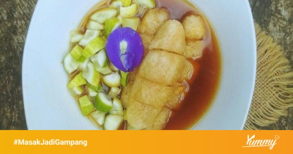 Pempek ebi yang siap disajikan dengan kuah cuko