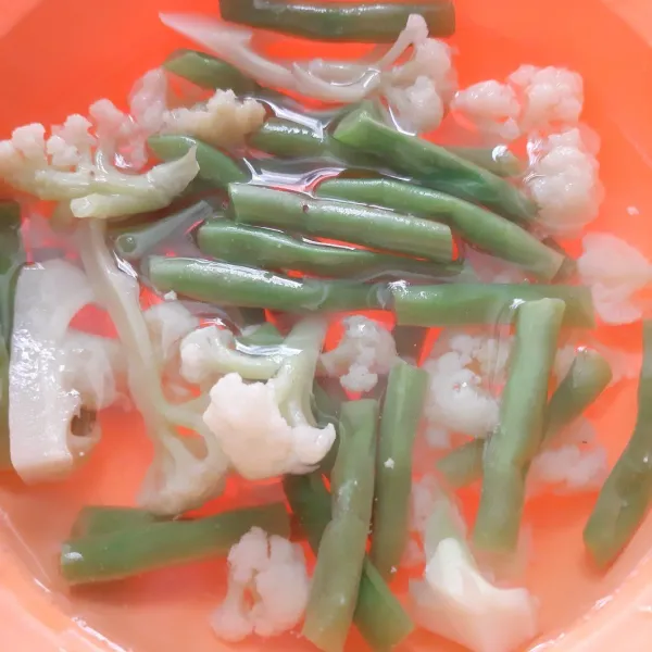 rebus sayuran 5 menit dengan garam dan air mendidih, pindahkan ke air dingin. sisihkan.