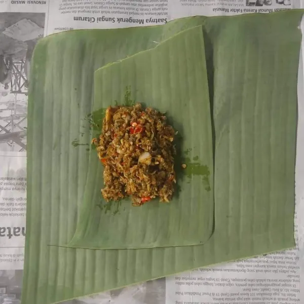 Siapkan daun, masukkan 2 sdm adonan pepes ecol