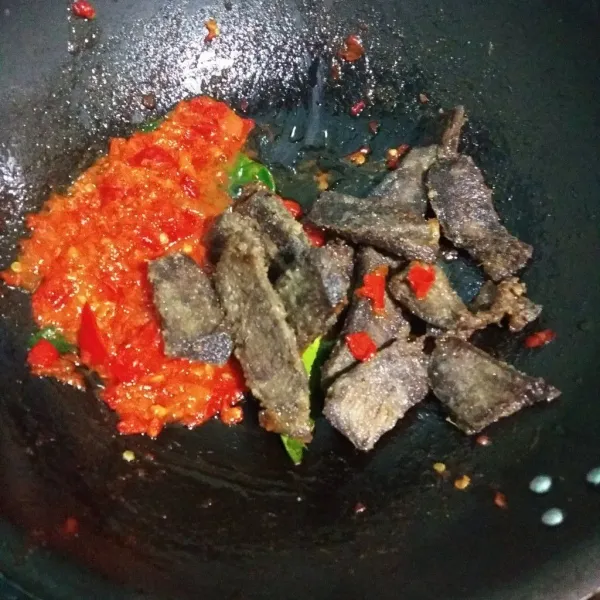 Masukan dendeng yang sudah di goreng, aduk rata. Masak sebentar. 