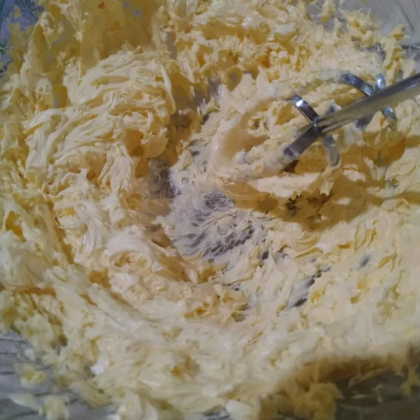 Mixer margarin hingga creamy.