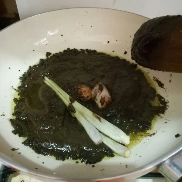 Tambahkan serai, daun salam, lengkuas dan daun jeruk, masak hingga bumbu matang