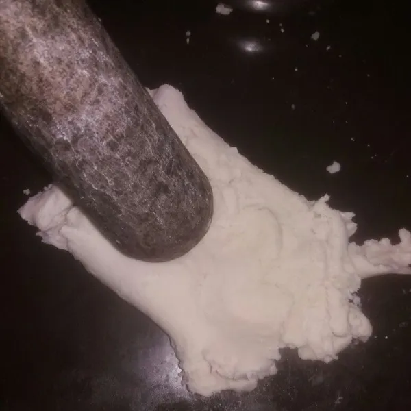 Kemudian tumbuk-tumbuk adonan hingga kenyal.