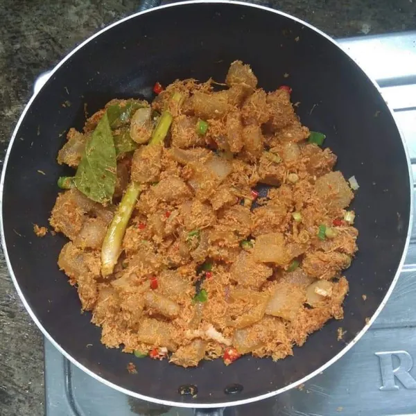 Aduk-aduk, masak sebentar, angkat dan sajikan