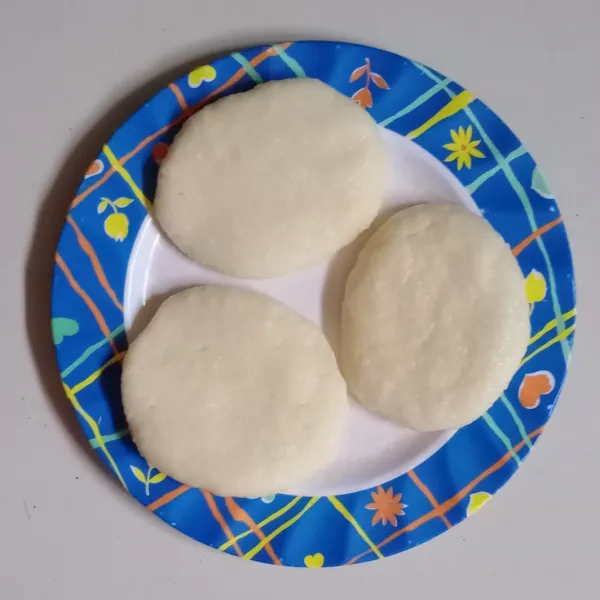 Panas-panas, tumbuk sampai halus. Lalu pipihkan. Sisihkan.