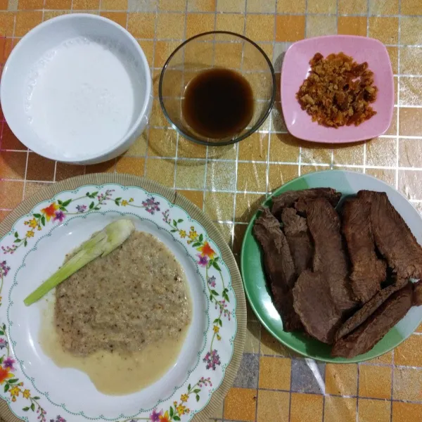 Tiriskan daging, sisihkan 100 ml kaldu. Iris tipis daging, lalu pukul dengan pemukul daging, hingga pipih. Siapkan bahan bumbu ungkep halus.