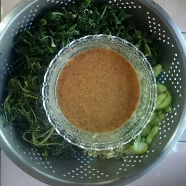 Pecel sayur siap disajikan.