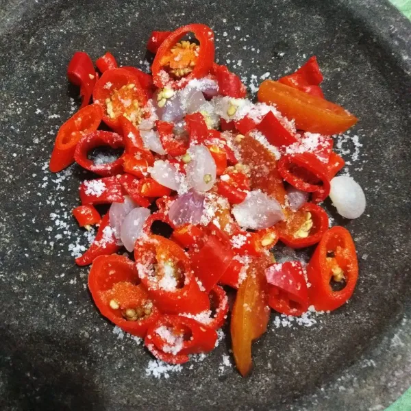 Uleg kasar tambahkan garam, gula pasir, penyedap. Tumis sambal, masukan daun jeruk, tumis hingga harum.