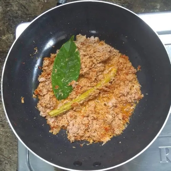 Masukkan kelapa parut, kaldu bubuk, gula pasir, garam, serai, daun salam, dan air