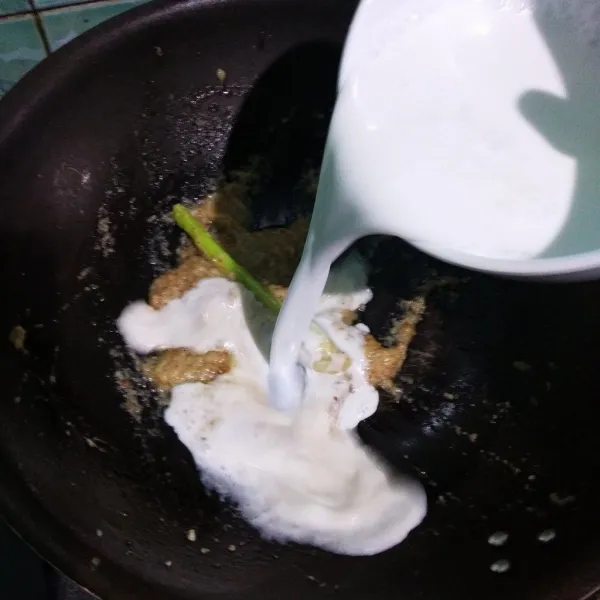 Tumis bumbu halus, tambahkan serai, tumis hingga harum. Masukan santan instan, air kaldu, air asam, gula merah, garam dan kaldu jamur. Aduk rata tes rasa. 