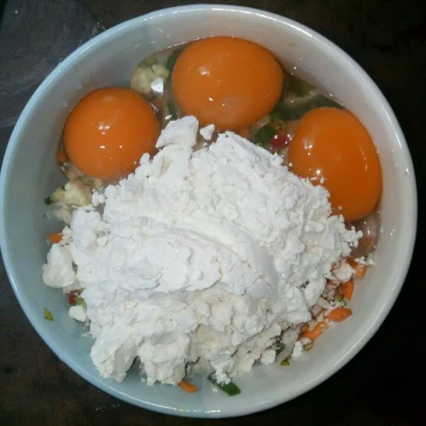 Tambahkan telur bebek dan tepung terigu
