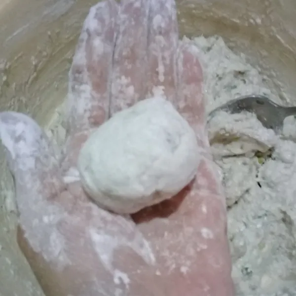 Lumuri telapak tangan dengan sedikit tepung tapioka, lalu ambil 1 sendok adonan dan bentuk bulat.