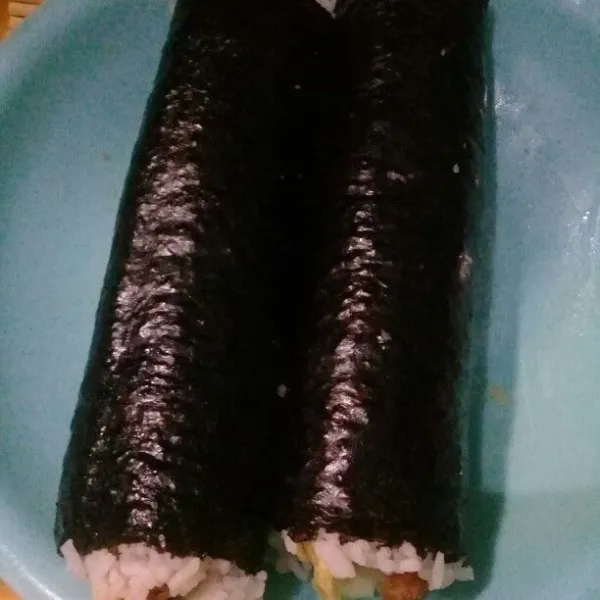 Lakukan langkah sebelumnya hingga menjadi 2 gulung kimbap.