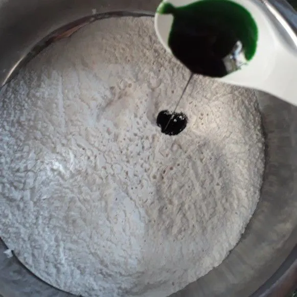 Dalam baskom, masukkan tepung ketan dan garam. Kemudian tambahkan pasta pandan.