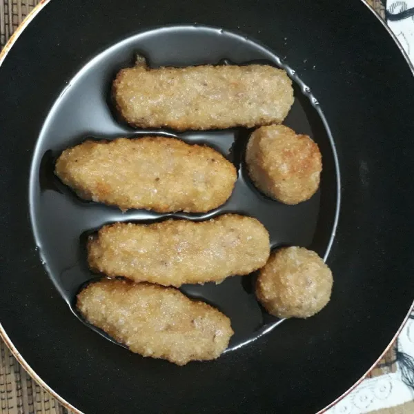 Panaskan minyak dengan api kecil. Goreng pempek sampai matang kecoklatan, angkat dan tiriskan