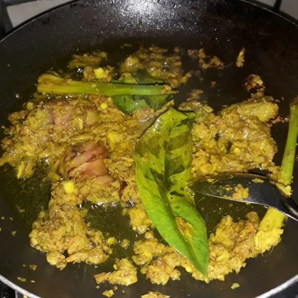 Tumis bumbu halus hingga harum,sisihkan