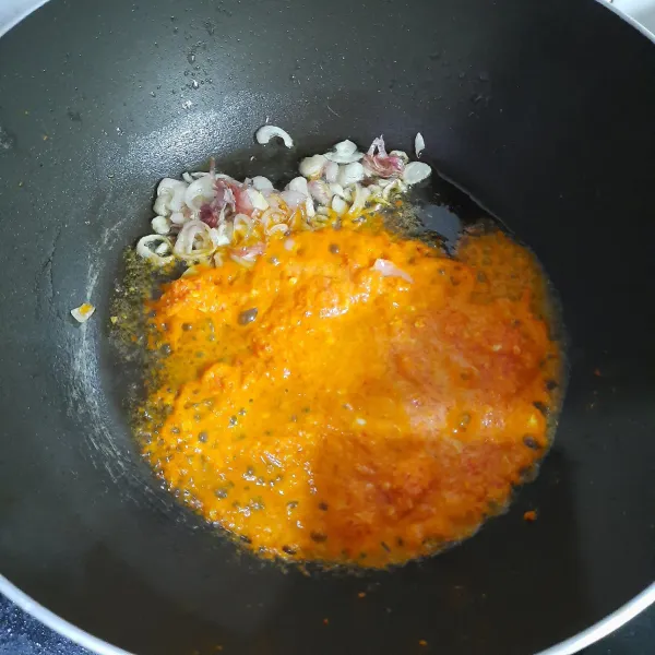 Panaskan minyak. Tumis bawang merah hingga harum. Masukkan bumbu halus. Tumis hingga tanak/matang.