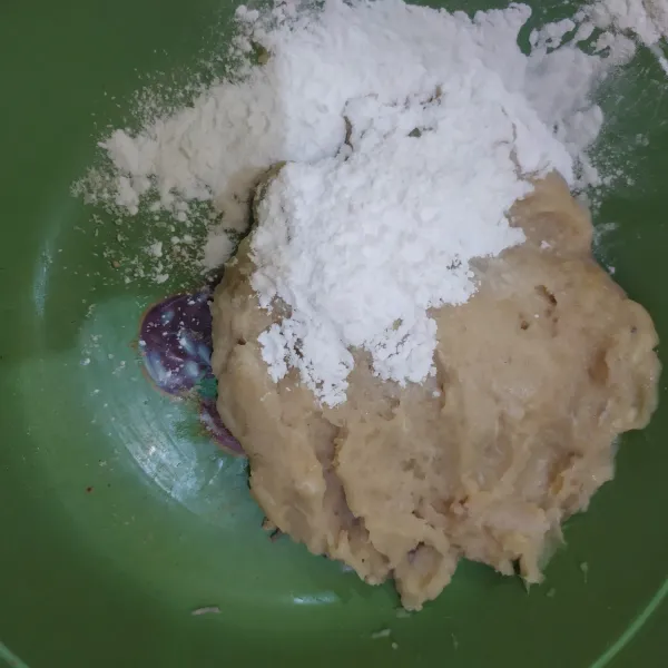 Tambahkan tepung sagu masukan air sedikit demi sedikit lalu aduk rata.