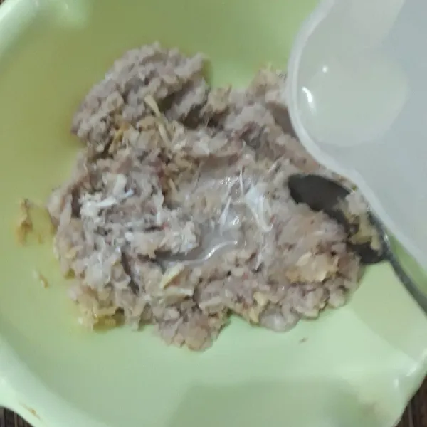 Dalam wadah campur ikan tenggiri, merica halus, garam, kaldu jamur, dan bawang putih cincang sambil tuang air hangat sedikit demi sedikit sambil diaduk rata