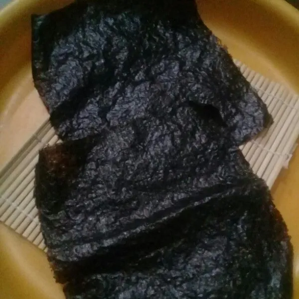 Siapkan nori lembaran.
