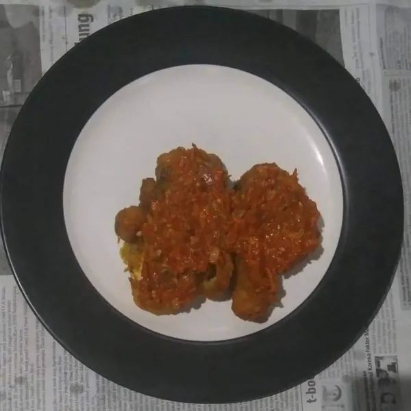 Sajikan bersama lalapan sesuai selera.